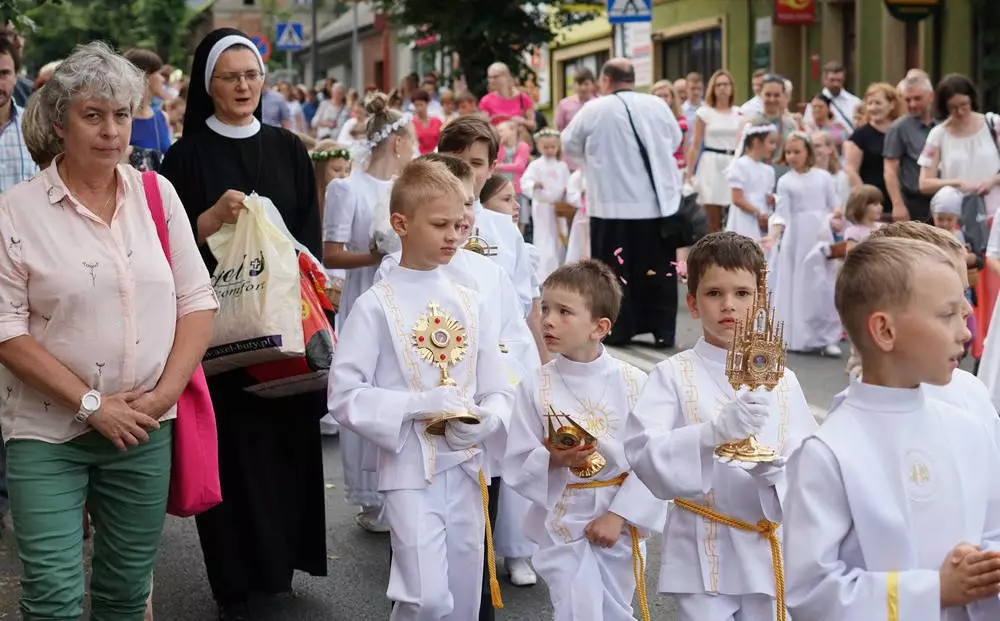 Wśród uczestników procesji Bożego Ciała znalazły się dzieci,m które przystąpiły w tym roku do I Komunii Świętej.