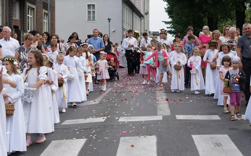Dziewczynki, które w tym roku przystąpiły do I Komunii Świętej tradycyjnie sypały płatki kwiatów.