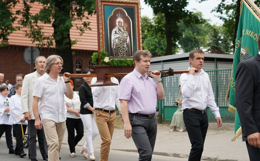 Procesja Bożego Ciała ruszyła spod Bazyliki św. Wojciecha w stronę ulicy Krakowskiej.