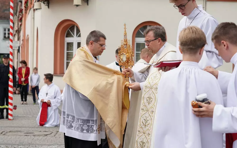 Proboszcz Bazyliki św. Wojciecha, ks. Mirosław Godziek przewodniczył procesji Bożego Ciała w Mikołowie.