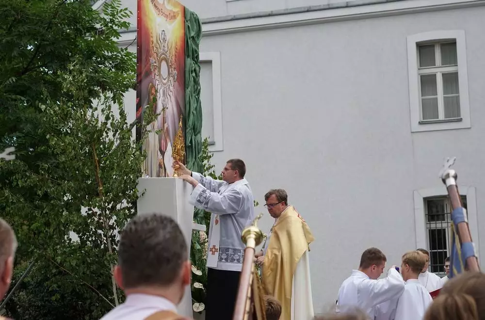 Tuż po porannej Mszy Św. spod Bazyliki św. Wojciecha ruszyła tradycyjna procesja. Wzięły w niej udział dziesiątki mikołowian.