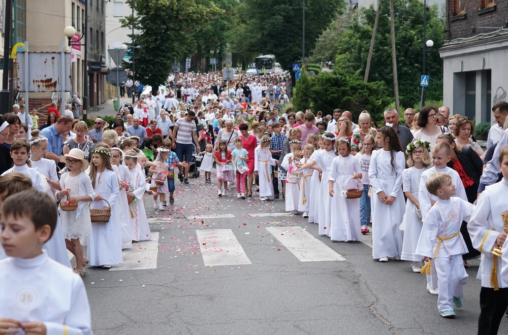 Tuż po porannej Mszy Św. spod Bazyliki św. Wojciecha ruszyła tradycyjna procesja. Wzięły w niej udział dziesiątki mikołowian.