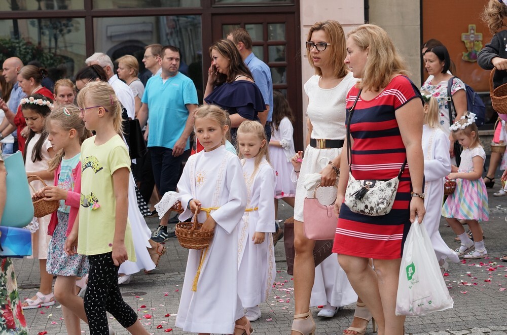 Tuż po porannej Mszy Św. spod Bazyliki św. Wojciecha ruszyła tradycyjna procesja. Wzięły w niej udział dziesiątki mikołowian.