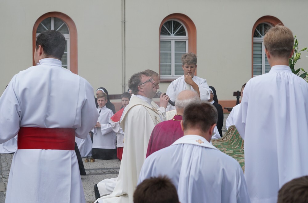 Tuż po porannej Mszy Św. spod Bazyliki św. Wojciecha ruszyła tradycyjna procesja. Wzięły w niej udział dziesiątki mikołowian.