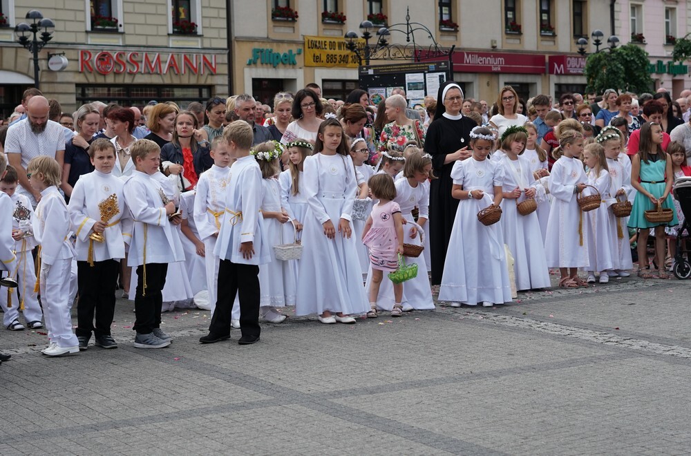 Tuż po porannej Mszy Św. spod Bazyliki św. Wojciecha ruszyła tradycyjna procesja. Wzięły w niej udział dziesiątki mikołowian.