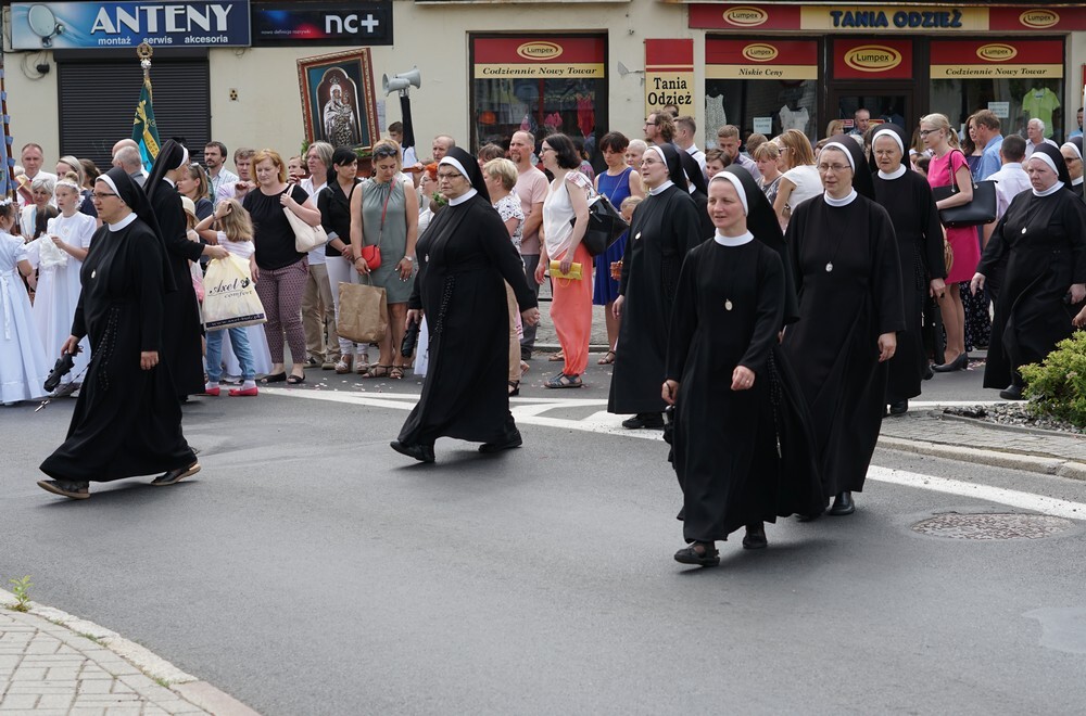 Tuż po porannej Mszy Św. spod Bazyliki św. Wojciecha ruszyła tradycyjna procesja. Wzięły w niej udział dziesiątki mikołowian.