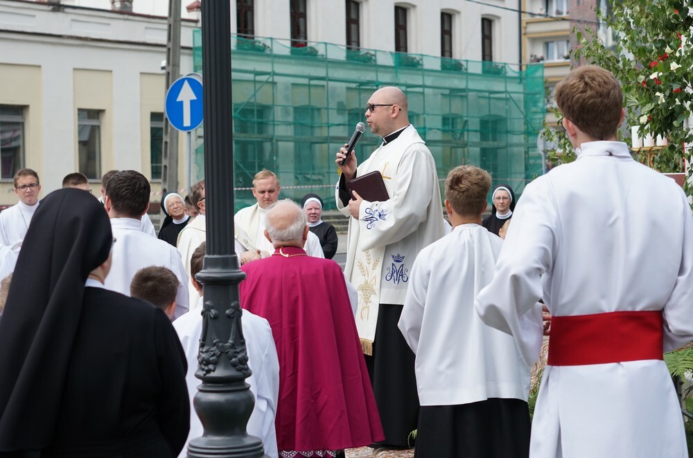 Tuż po porannej Mszy Św. spod Bazyliki św. Wojciecha ruszyła tradycyjna procesja. Wzięły w niej udział dziesiątki mikołowian.