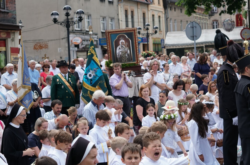 Tuż po porannej Mszy Św. spod Bazyliki św. Wojciecha ruszyła tradycyjna procesja. Wzięły w niej udział dziesiątki mikołowian.