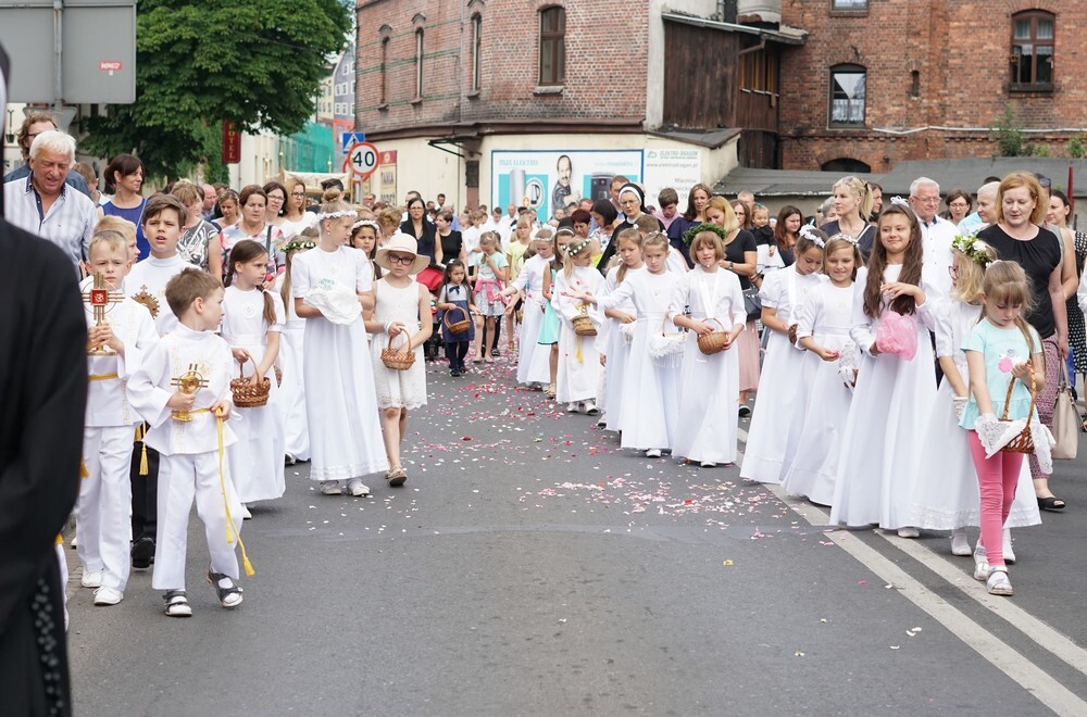 Tuż po porannej Mszy Św. spod Bazyliki św. Wojciecha ruszyła tradycyjna procesja. Wzięły w niej udział dziesiątki mikołowian.