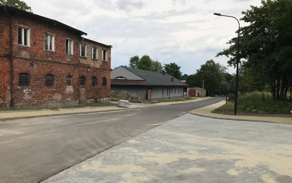 Budowa centrum przesiadkowego: nowy asfalt na odcinku ul. Waryńskiego w pobliżu Krawczyka