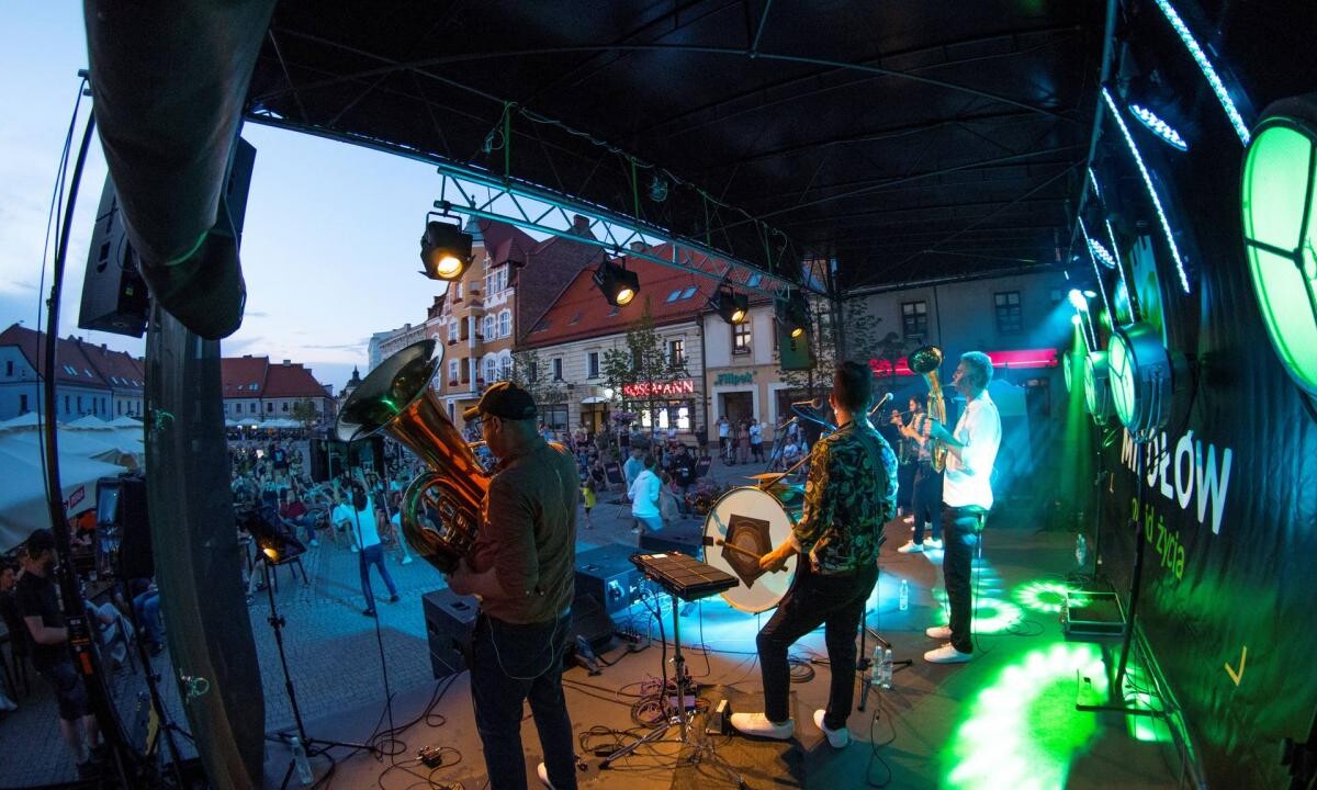 28 czerwca Mikołowski Rynek tętnił życiem i muzyką, kiedy to na scenie pojawiła się grupa BUM BUM ORKeSTAR, znana ze swojego energetycznego stylu i niepowtarzalnego brzmienia / fot. UM Mikołów