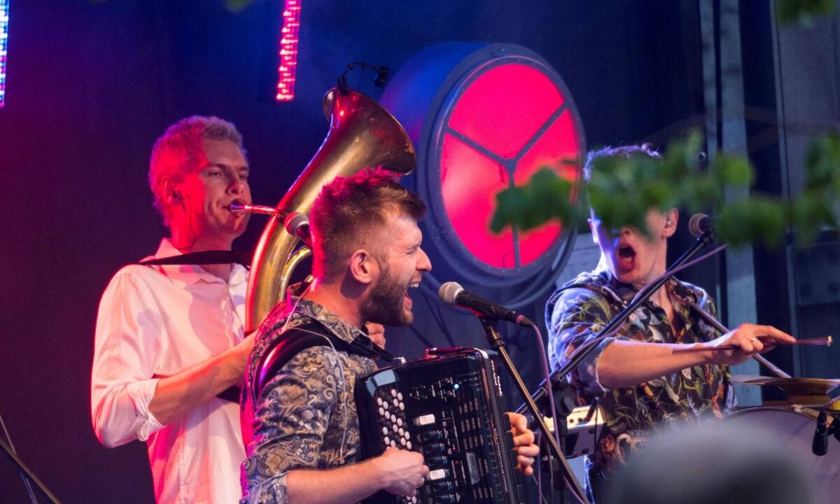 28 czerwca Mikołowski Rynek tętnił życiem i muzyką, kiedy to na scenie pojawiła się grupa BUM BUM ORKeSTAR, znana ze swojego energetycznego stylu i niepowtarzalnego brzmienia / fot. UM Mikołów