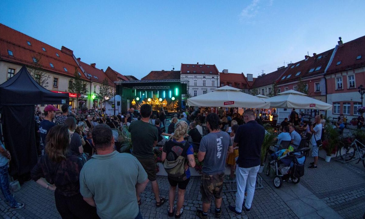 28 czerwca Mikołowski Rynek tętnił życiem i muzyką, kiedy to na scenie pojawiła się grupa BUM BUM ORKeSTAR, znana ze swojego energetycznego stylu i niepowtarzalnego brzmienia / fot. UM Mikołów