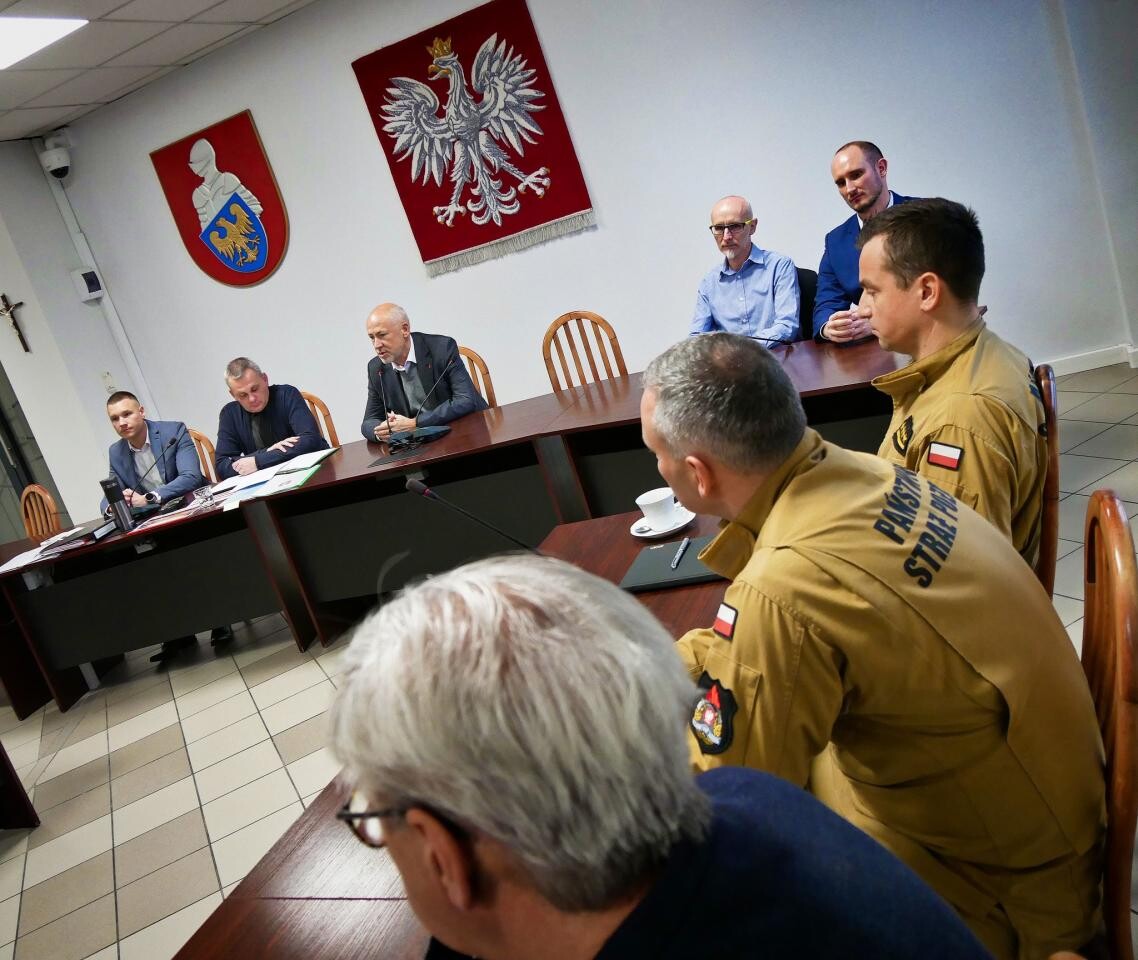 Celem ćwiczeń jest doskonalenie współpracy między służbami w kontekście zagrożeń zewnętrznych, zwłaszcza w czasie wojny / fot. Aktualności Powiatu Mikołowskiego FB