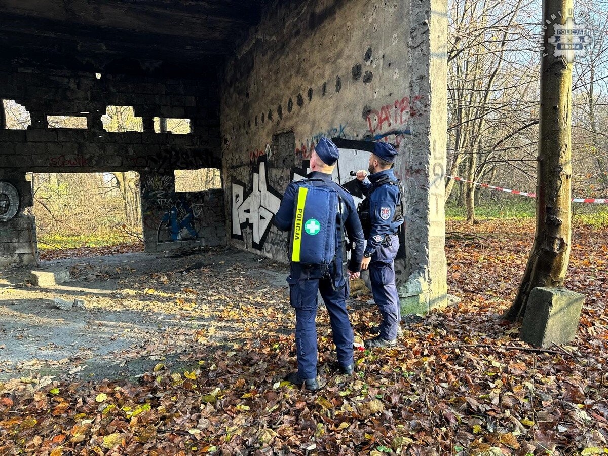 Scenariusz ćwiczeń zakładał zawalenie się dachu opuszczonego budynku, w którym mogły znajdować się osoby bezdomne / fot. KPP Mikołów
