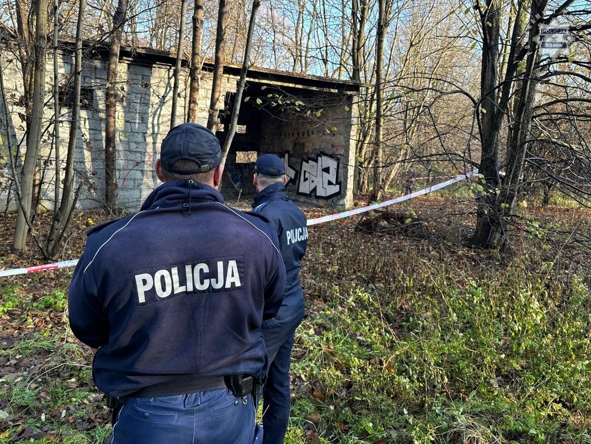 Scenariusz ćwiczeń zakładał zawalenie się dachu opuszczonego budynku, w którym mogły znajdować się osoby bezdomne / fot. KPP Mikołów