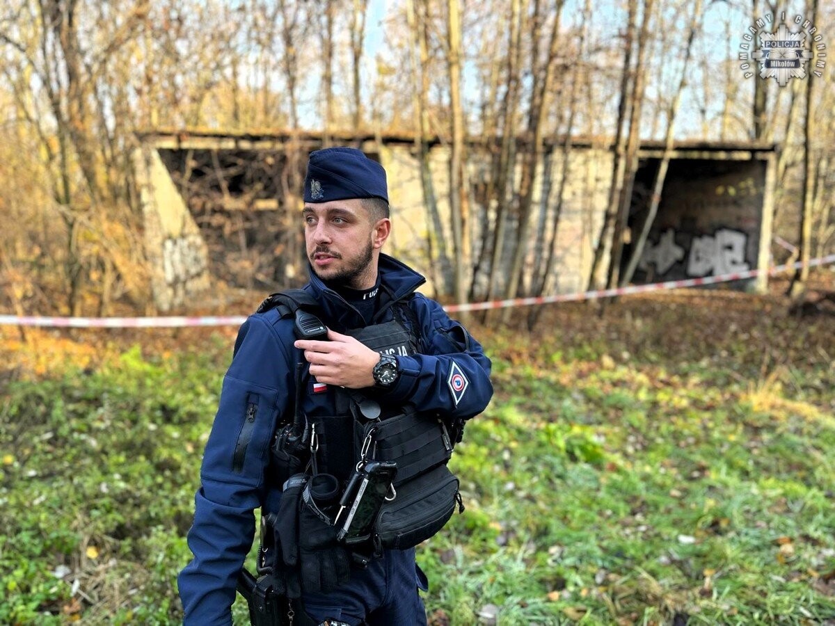 Scenariusz ćwiczeń zakładał zawalenie się dachu opuszczonego budynku, w którym mogły znajdować się osoby bezdomne / fot. KPP Mikołów