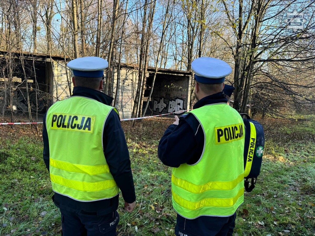 Scenariusz ćwiczeń zakładał zawalenie się dachu opuszczonego budynku, w którym mogły znajdować się osoby bezdomne / fot. KPP Mikołów