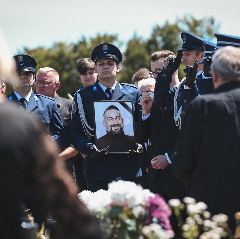 Cześć Jego pamięci! Ostatnie pożegnanie podkomisarza Dariusza Stypuły [FOTO]