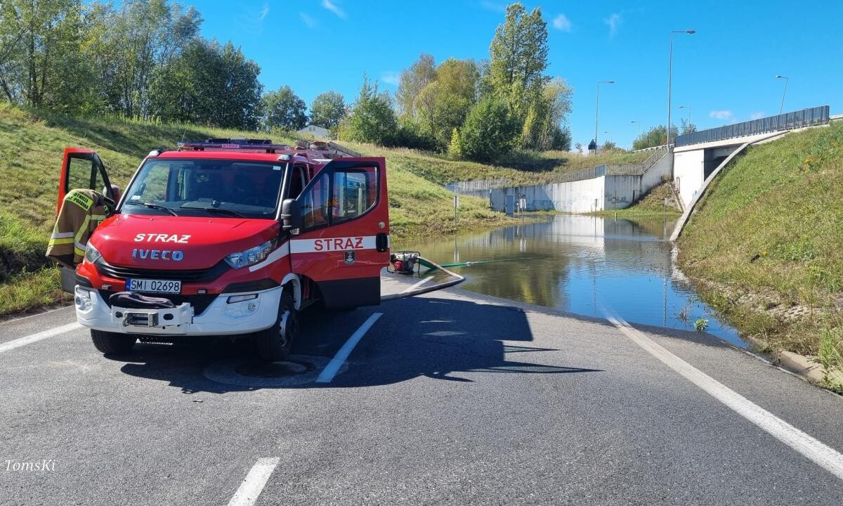 Strażacy z powiatu mikołowskiego od wczorajszych wczesnych godzin porannych zmagają się z konsekwencjami gwałtownych opadów deszczu, które przetoczyły się przez region / fot. OSP Mikołów