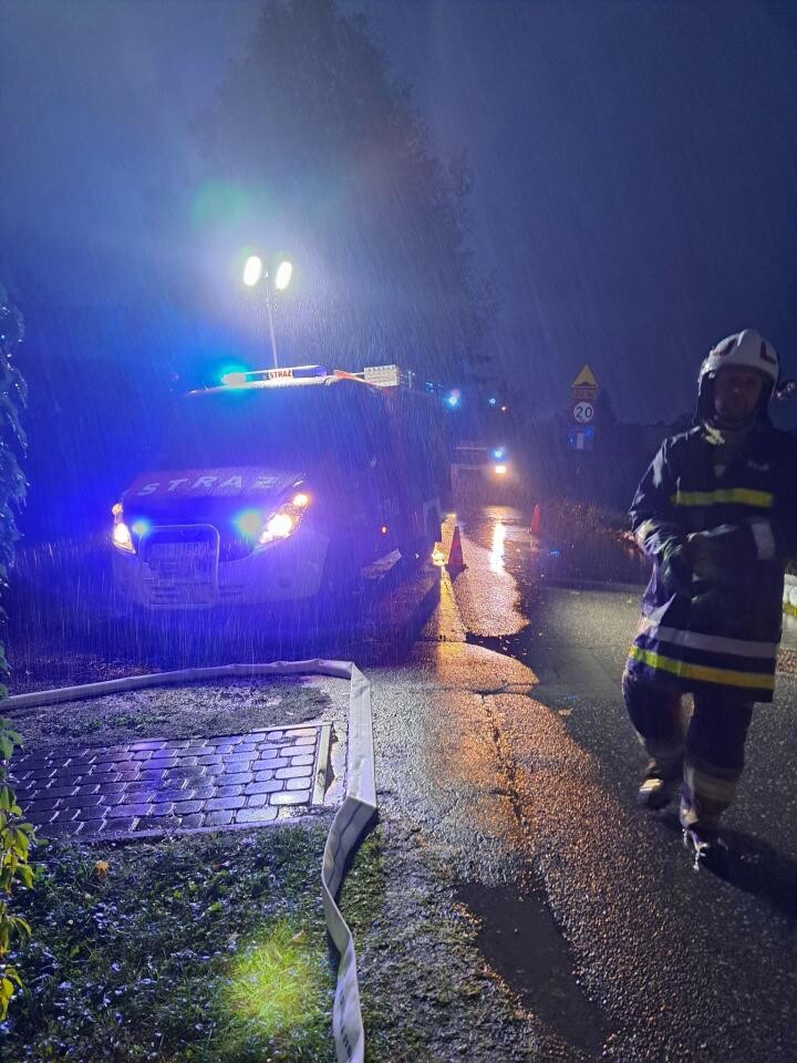 Strażacy z powiatu mikołowskiego od wczorajszych wczesnych godzin porannych zmagają się z konsekwencjami gwałtownych opadów deszczu, które przetoczyły się przez region / fot. OSP Mikołów