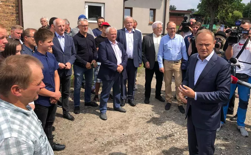 Donald Tusk spotkał się z mieszkańcami Mokrego w sprawie CPK/fot. Platforma Obywatelska Śląskie (Twitter)