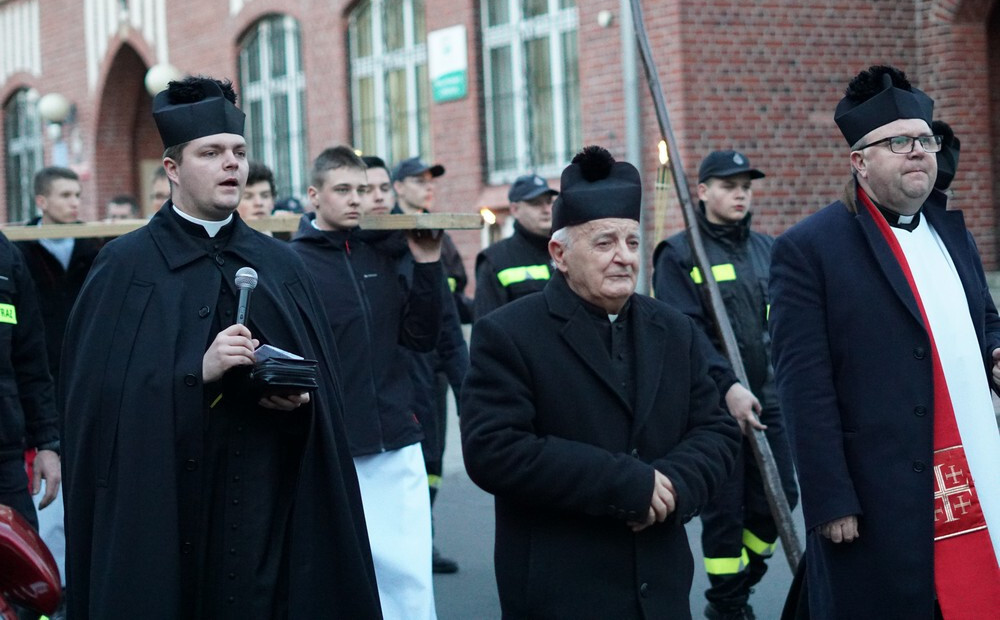 Mikołów: we wtorek spod Bazyliki św. Wojciecha ruszyła Droga Krzyżowa. Na czele kapłani z proboszczem Mirosławem Godźkiem