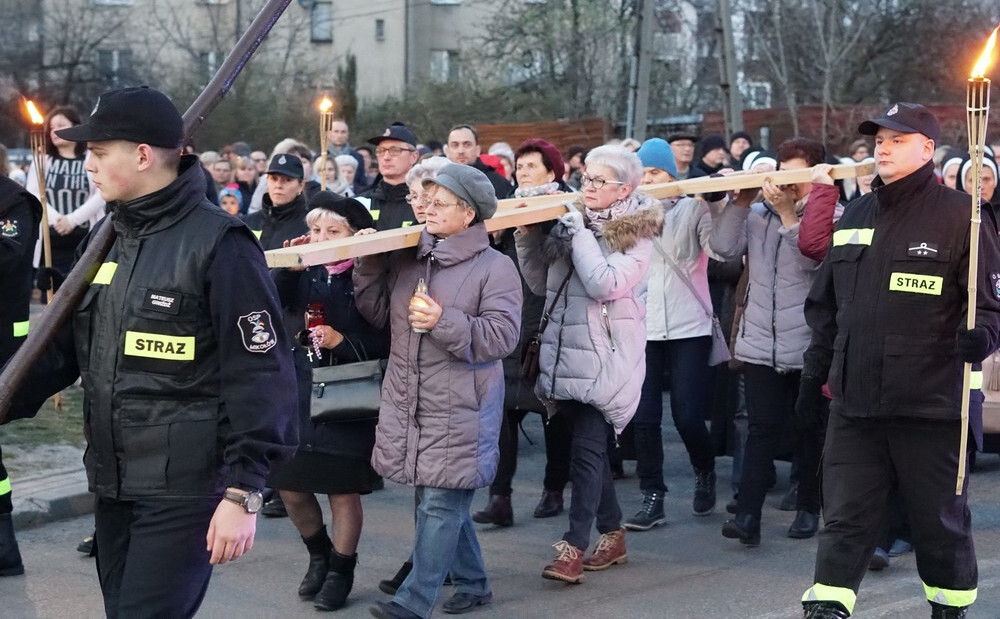 Droga Krzyżowa: mieszkańcy niosą krucyfiks