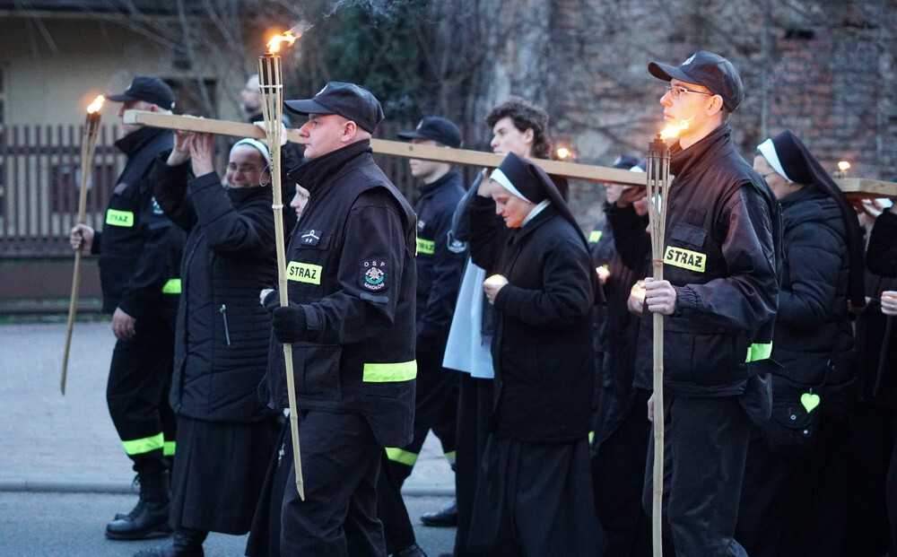 Droga Krzyżowa Mikołów: krzyż niosą siostry Boromeuszki