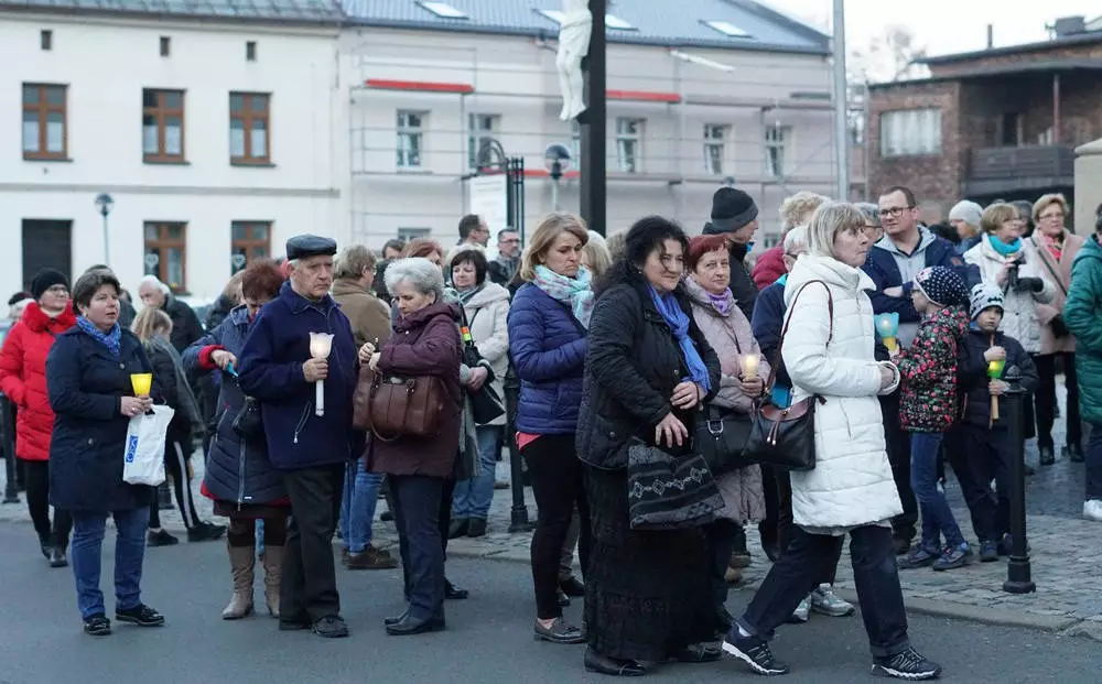 Tłumy wiernych wzięły udział w uroczystej Drodze Krzyżowej 2019, która ruszyła z Bazyliki św. Wojciecha i przeszła ulicami centrum Mikołowa. 