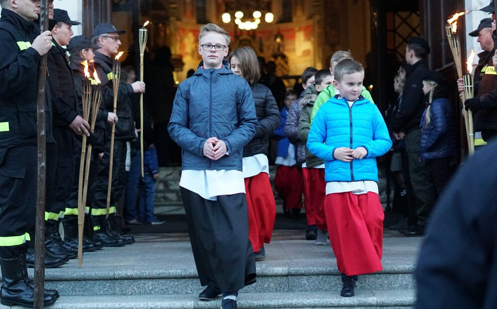 Tłumy wiernych wzięły udział w uroczystej Drodze Krzyżowej 2019, która ruszyła z Bazyliki św. Wojciecha i przeszła ulicami centrum Mikołowa. 