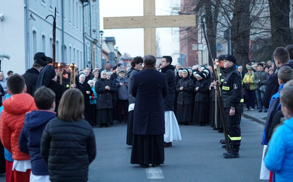 Tłumy wiernych wzięły udział w uroczystej Drodze Krzyżowej 2019, która ruszyła z Bazyliki św. Wojciecha i przeszła ulicami centrum Mikołowa. 