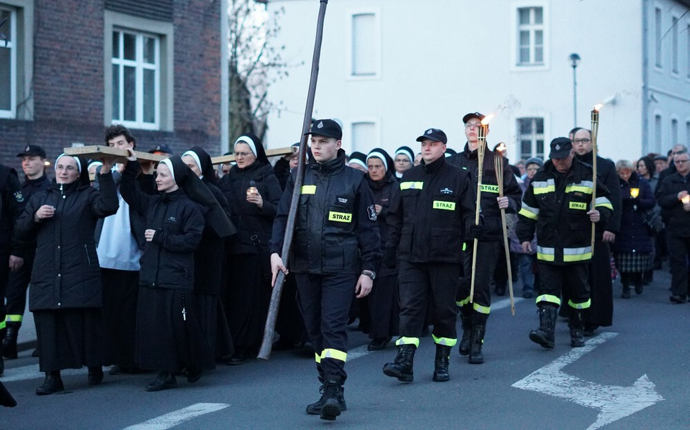 Tłumy wiernych wzięły udział w uroczystej Drodze Krzyżowej 2019, która ruszyła z Bazyliki św. Wojciecha i przeszła ulicami centrum Mikołowa. 