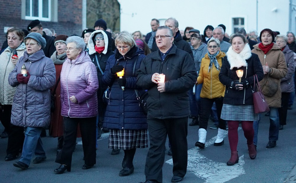 Tłumy wiernych wzięły udział w uroczystej Drodze Krzyżowej 2019, która ruszyła z Bazyliki św. Wojciecha i przeszła ulicami centrum Mikołowa. 