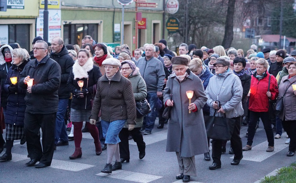 Tłumy wiernych wzięły udział w uroczystej Drodze Krzyżowej 2019, która ruszyła z Bazyliki św. Wojciecha i przeszła ulicami centrum Mikołowa. 