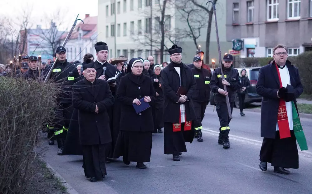 Tłumy wiernych wzięły udział w uroczystej Drodze Krzyżowej 2019, która ruszyła z Bazyliki św. Wojciecha i przeszła ulicami centrum Mikołowa. 