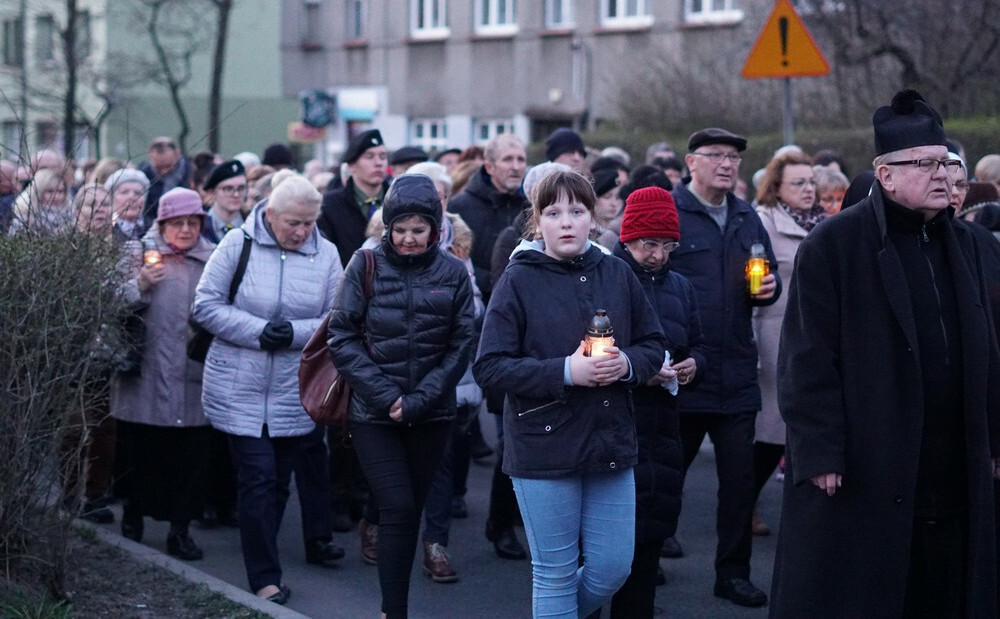 Tłumy wiernych wzięły udział w uroczystej Drodze Krzyżowej 2019, która ruszyła z Bazyliki św. Wojciecha i przeszła ulicami centrum Mikołowa. 