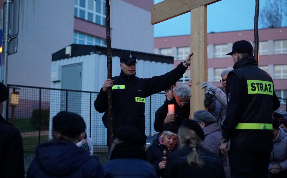 Tłumy wiernych wzięły udział w uroczystej Drodze Krzyżowej 2019, która ruszyła z Bazyliki św. Wojciecha i przeszła ulicami centrum Mikołowa. 