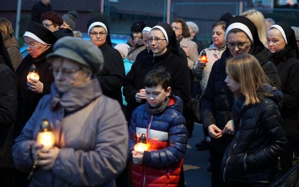 Tłumy wiernych wzięły udział w uroczystej Drodze Krzyżowej 2019, która ruszyła z Bazyliki św. Wojciecha i przeszła ulicami centrum Mikołowa. 