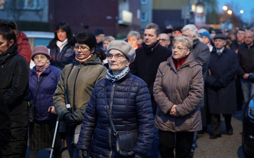 Tłumy wiernych wzięły udział w uroczystej Drodze Krzyżowej 2019, która ruszyła z Bazyliki św. Wojciecha i przeszła ulicami centrum Mikołowa. 