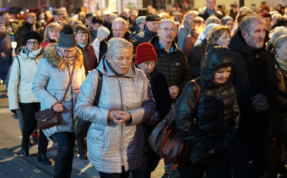 Tłumy wiernych wzięły udział w uroczystej Drodze Krzyżowej 2019, która ruszyła z Bazyliki św. Wojciecha i przeszła ulicami centrum Mikołowa. 