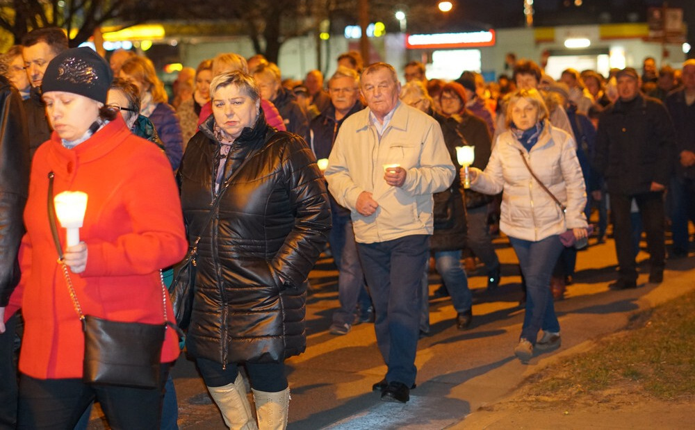 Tłumy wiernych wzięły udział w uroczystej Drodze Krzyżowej 2019, która ruszyła z Bazyliki św. Wojciecha i przeszła ulicami centrum Mikołowa. 