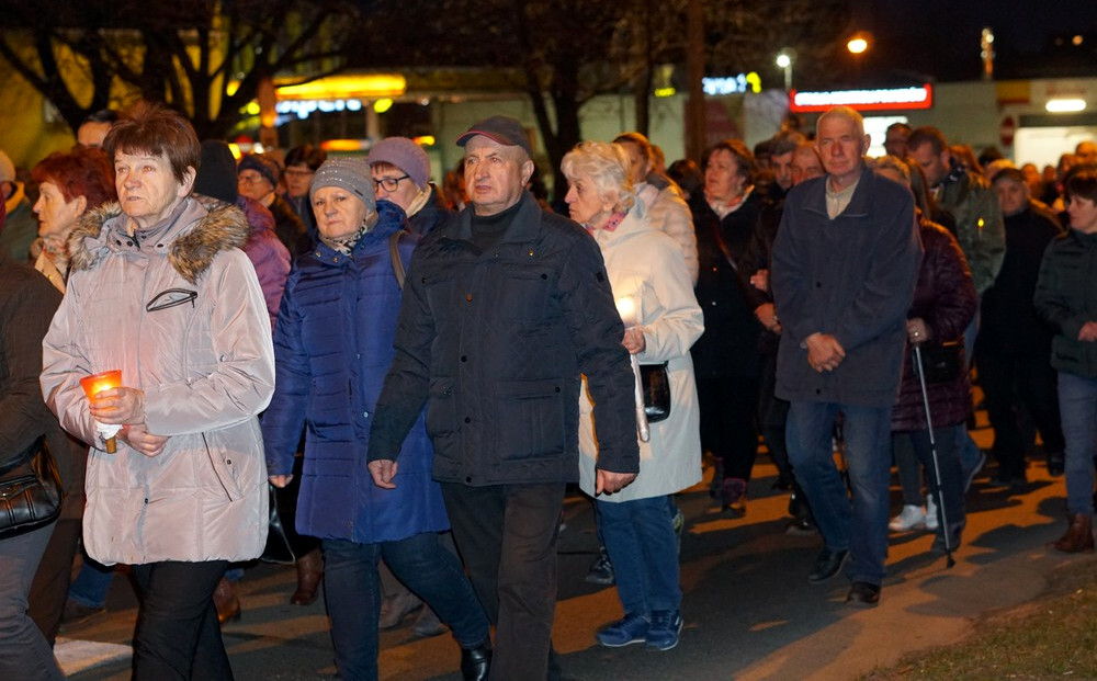 Tłumy wiernych wzięły udział w uroczystej Drodze Krzyżowej 2019, która ruszyła z Bazyliki św. Wojciecha i przeszła ulicami centrum Mikołowa. 