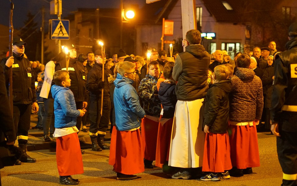 Tłumy wiernych wzięły udział w uroczystej Drodze Krzyżowej 2019, która ruszyła z Bazyliki św. Wojciecha i przeszła ulicami centrum Mikołowa. 