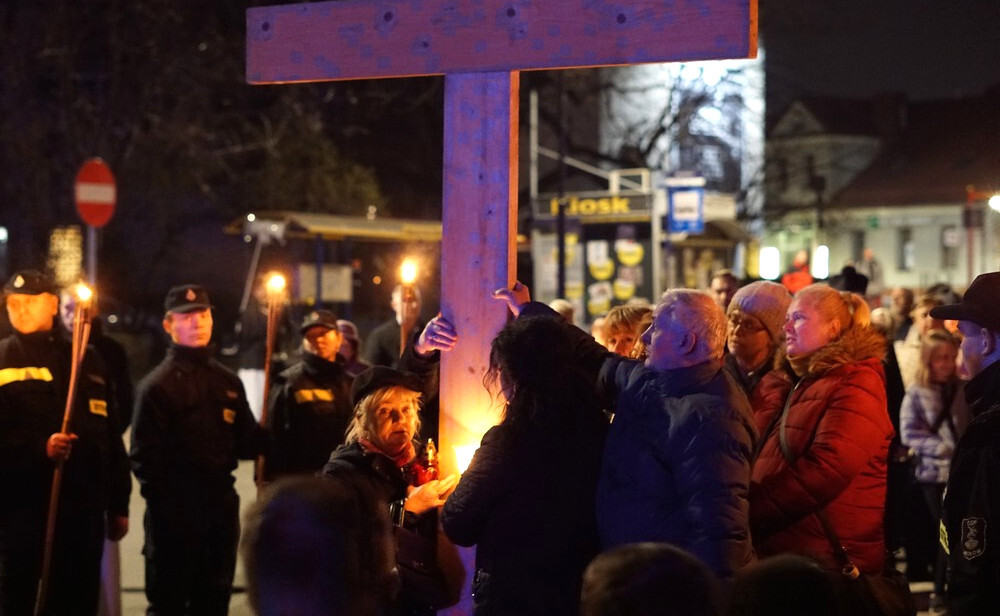 Tłumy wiernych wzięły udział w uroczystej Drodze Krzyżowej 2019, która ruszyła z Bazyliki św. Wojciecha i przeszła ulicami centrum Mikołowa. 