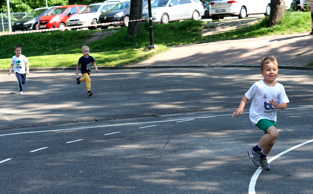 Blisko setka dzieci uczestniczyła w Dziecięcych biegach przełajowych w ramach akcji Polaka Biega. Imprezę sportową, która odbyła się w sobotę na boisku obok Domku Harcerskiego w Parku Planty zorganizował MOSiR Mikołów. 