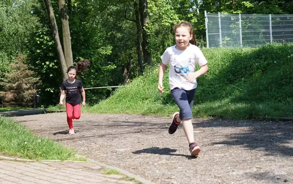 Blisko setka dzieci uczestniczyła w Dziecięcych biegach przełajowych w ramach akcji Polaka Biega. Imprezę sportową, która odbyła się w sobotę na boisku obok Domku Harcerskiego w Parku Planty zorganizował MOSiR Mikołów. 