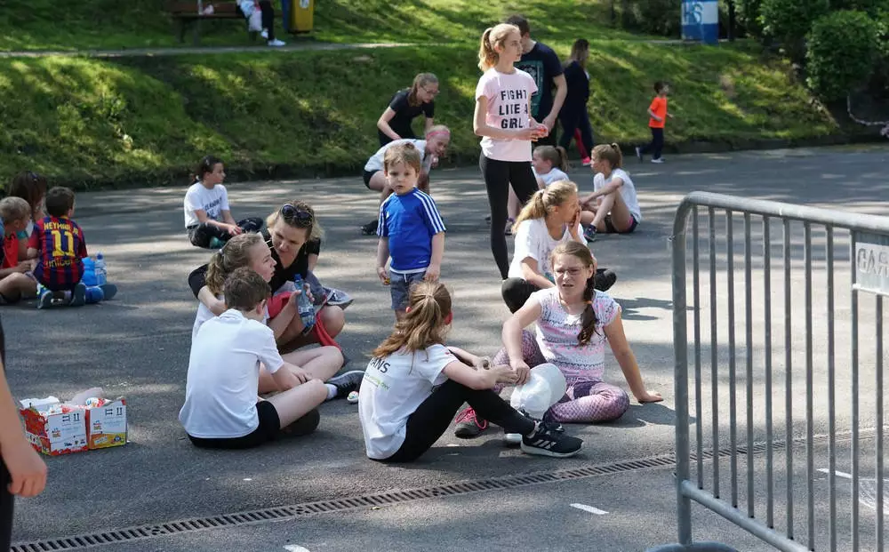 Blisko setka dzieci uczestniczyła w Dziecięcych biegach przełajowych w ramach akcji Polaka Biega. Imprezę sportową, która odbyła się w sobotę na boisku obok Domku Harcerskiego w Parku Planty zorganizował MOSiR Mikołów. 