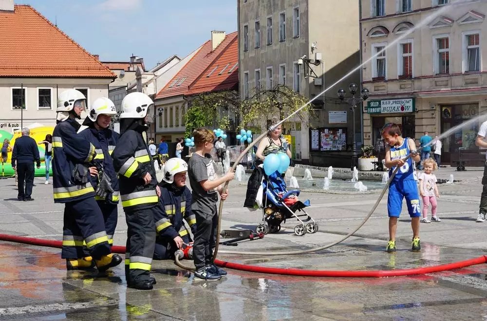 Mikołów: Strażacy zapewnili dzieciom super zabawę podczas imprezy Zapal się na niebiesko dla autyzmu