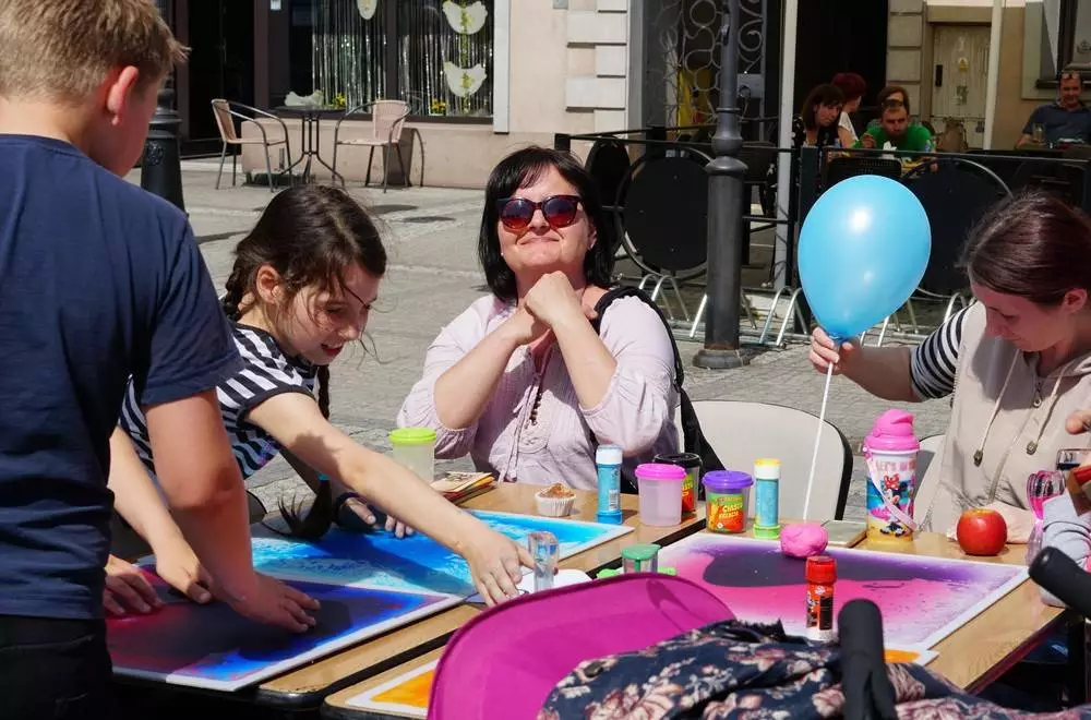 Mikołów: organizatorzy Zapal się na niebiesko dla autyzmu zapewnili moc atrakcji, w tym warsztaty plastyczne